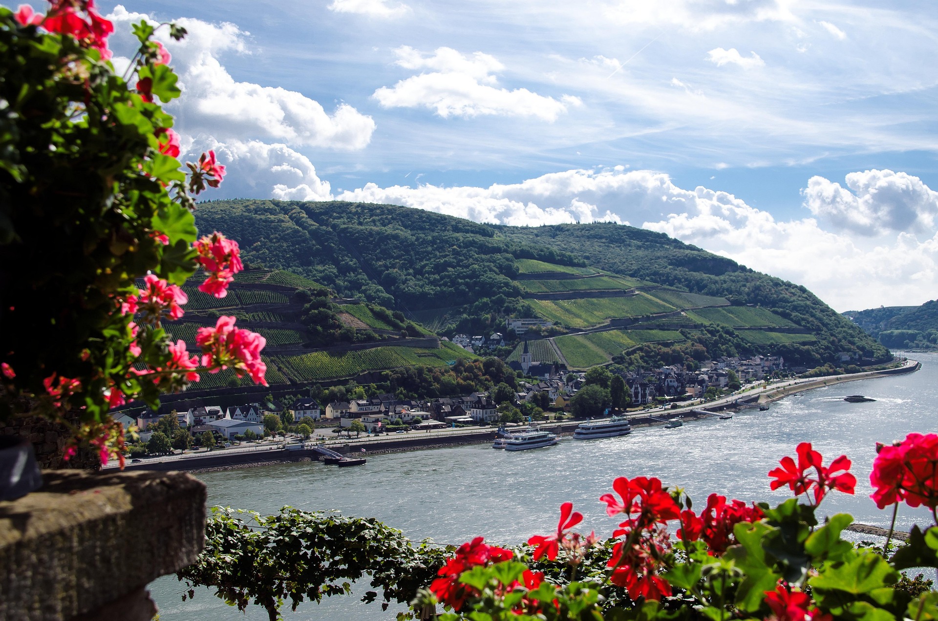 Sonbaharda Ren Nehri'nde Hollanda Almanya 